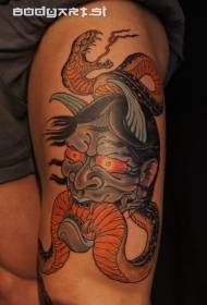 大腿亞洲傳統畫的惡魔般若蛇與蛇紋身圖案