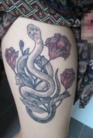 Ženska stegna poslikala skico ustvarjalne osebnosti slike kača tatoo