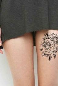 Modeli i tatuazhit të kofshës së luleve të zezë elegante