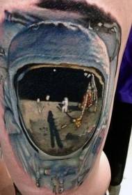 Будното реалистично обоен астронаут во шемата за тетоважа на месечината