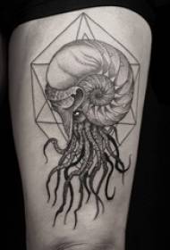 男生大腿上黑灰素描点刺技巧创意章鱼纹身图片