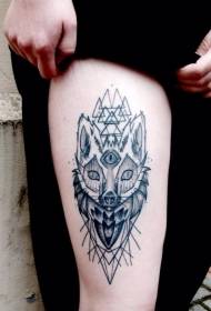 Coscia modello misterioso tatuaggio gatto e triangolo