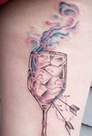 Figura do tatuaje da coxa raxa da femia cor da copa de viño imaxe de tatuaxe de cor