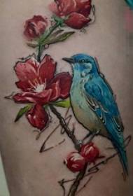 Schoolmeisje dijen geschilderde aquarel creatieve vogel en bloem tattoo foto's