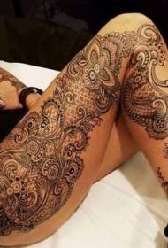 Svart spets totem tatuering mönster på benen