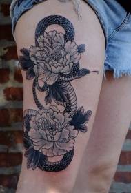 Augšstilba melnā un baltā čūska ar peoniju ziedu tetovējuma modeli
