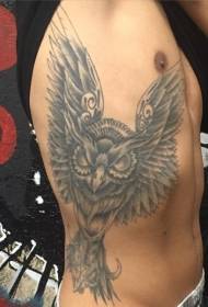 Mgbakwunye ojii ojii isi awọ ink owl tattoo