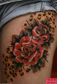 Šlaunų rožių tatuiruotės modelį dalijasi tatuiruočių šou