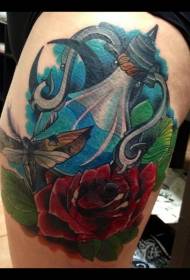 Augšstilbu krāsas rožu un tauriņu maģiskā poda tetovējuma raksts