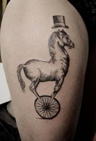 Kuda hitam paha lucu dengan pola tato topi roda