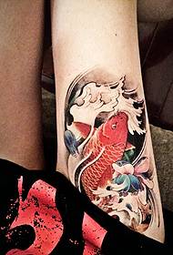 Tatoo nzuri la tattoo nyekundu ya squid kwenye paja