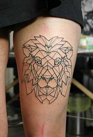 Męski lew tatuaż na nogach dziewczyny