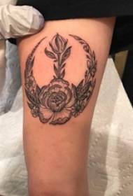 Coscia della ragazza sul punto nero spina semplice linea pianta tipo di fiore immagine tatuaggio ancora
