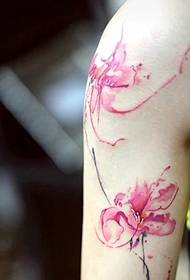 大腿上的水彩蝴蝶紋身圖案非常醒目