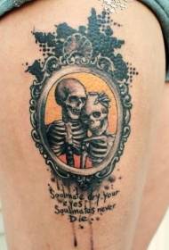 Modello di tatuaggio teschio di coppia colorato stile drammatico
