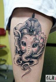 Patrón de tatuaje de elefante clásico de pierna