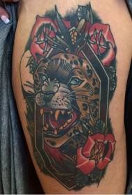 Retrato de cabeza de leopardo de color de la vieja escuela y patrón de tatuaje de flor