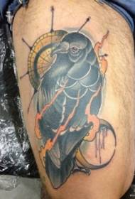 Modello di tatuaggio dell'orologio di corvo della scuola di coscia