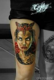 Dij kleur bloedige vrouw portret met vlinder tattoo patroon