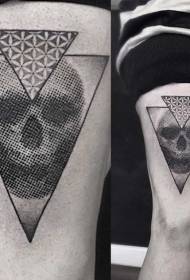 Dij spektakulêre tatoeëerfatuer fan swarte skull trijehoek