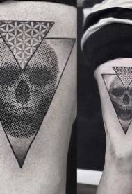 Fantastico tatuaggio a forma di triangolo con teschio nero sulla coscia