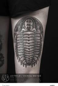 Patrón de tatuaje de escarabajo de punto negro de muslo