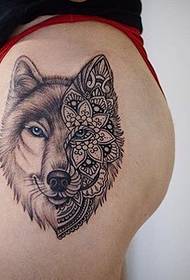 Augšstilbu totēma iedomības ziedu Eiropas un Amerikas vilku galvas tetovējuma raksts