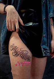 Foto di tatuaggi coscia inglese corpo di fiore personalizzato
