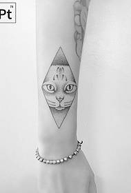 Татуировка в виде маленькой руки с геометрическим рисунком кошки