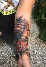 Gadis tato lengan perahu layar pada perahu layar berwarna dan gambar tato bunga
