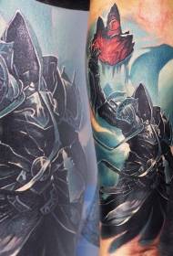 Arm donkere krijger met rood magisch kristal tattoo-patroon