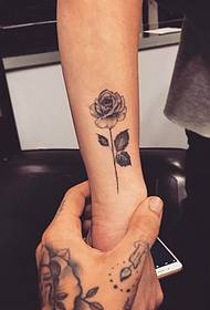 Braccio Europa e America nero grigio rosa tatuaggio modello