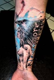 Braccio crudo del ragazzo femminile dell'immagine del tatuaggio dell'acquerello sull'immagine del tatuaggio del carattere dell'acquerello