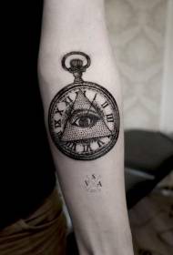 Црно-бел часовник со рака со шема за тетоважа на очите