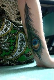 Lille arm nydelig realisme stil påfugl tatoveringsmønster