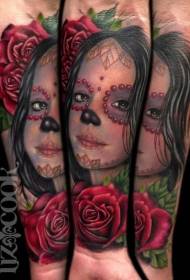 Portráid cailín daite daite le patrún tattoo bláthanna