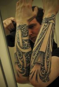 Mies käsivarsi musta kihara totem tatuointi malli