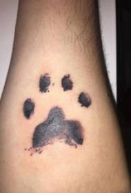 Tatouage de griffe de chat, photo de tatouage de griffe de chat mignon sur le bras du garçon