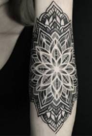 Arm Brahma Tattoo: 9 Gestréckte Brahma Tattoo Musteren an der Aarm Positioun