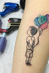 Mic model de tatuaj cu personaj de desene animate cu balon pictat cu braț