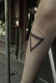 Braccio vintage semplice come un modello di tatuaggio a triangolo