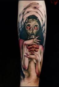 Owesifazane onombala omangalisayo ngengalo egqoke i-gas mask tattoo