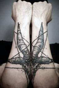 стил на резба во рака црн демон череп и tattooвезда тетоважа шема