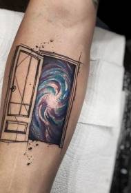 Porta color braccio con motivo tatuaggio galassia spaziale