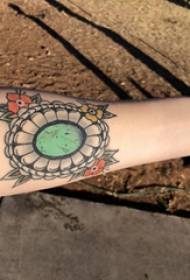 Tatuiruotės modelio gėlės mergaitės ranka ant spalvotos gėlių tatuiruotės paveikslo