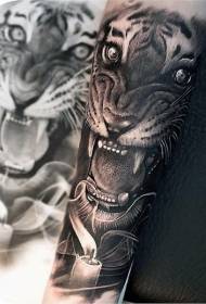 Реалістичний ревучий татуювання тигра в реалістичному стилі
