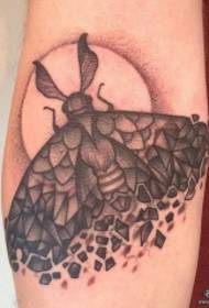 Small arm European and American school point thorn moth tattoo pattern