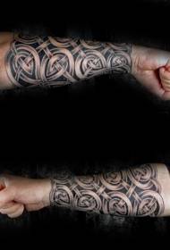 Keltiese knoop swart arm tattoo patroon