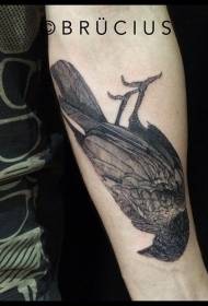 rameno čierne sivé hore nohami vzor tetovanie vtákov