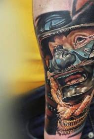 Tatuaggio della maschera del samurai di stile realistico dell'illustrazione di colore del braccio